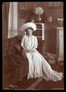 Ethel Barrymore oturma odasında oturuyor, 1902 veya 1903 (gümüş jelatin baskı)